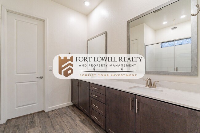 Building Photo - 3 Bedroom, 2 Bath Home near South Mountain!!