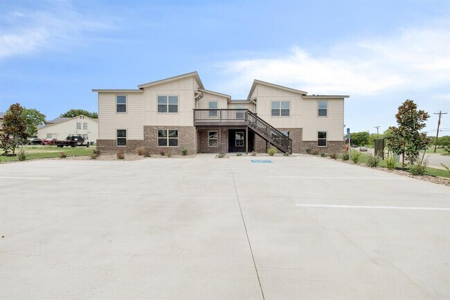 Building Photo - 2200 Creekside Ln