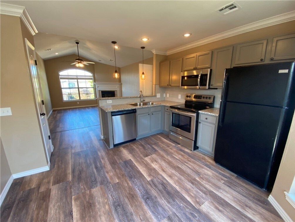 Building Photo - 200 E Granada St