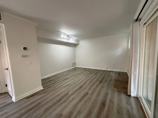 Building Photo - Updated one bedroom is ready for its new r...