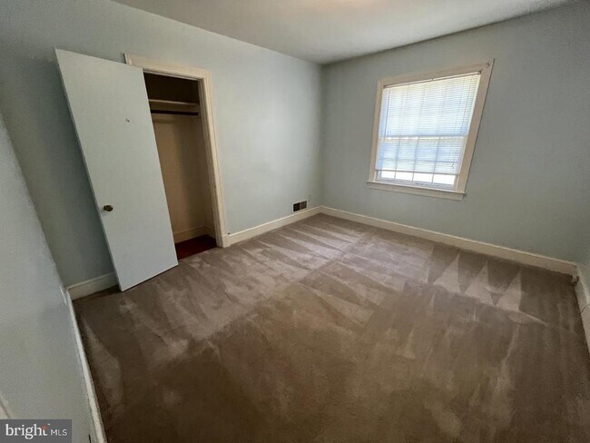 Building Photo - 4906 Hood Dr