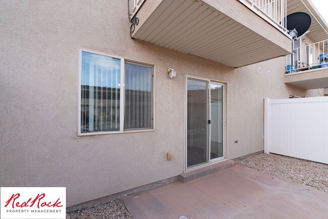 Building Photo - Spacious 3 Bedroom Townhome in Central St....