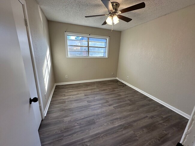 Building Photo - 1921 N Carlyle Ave