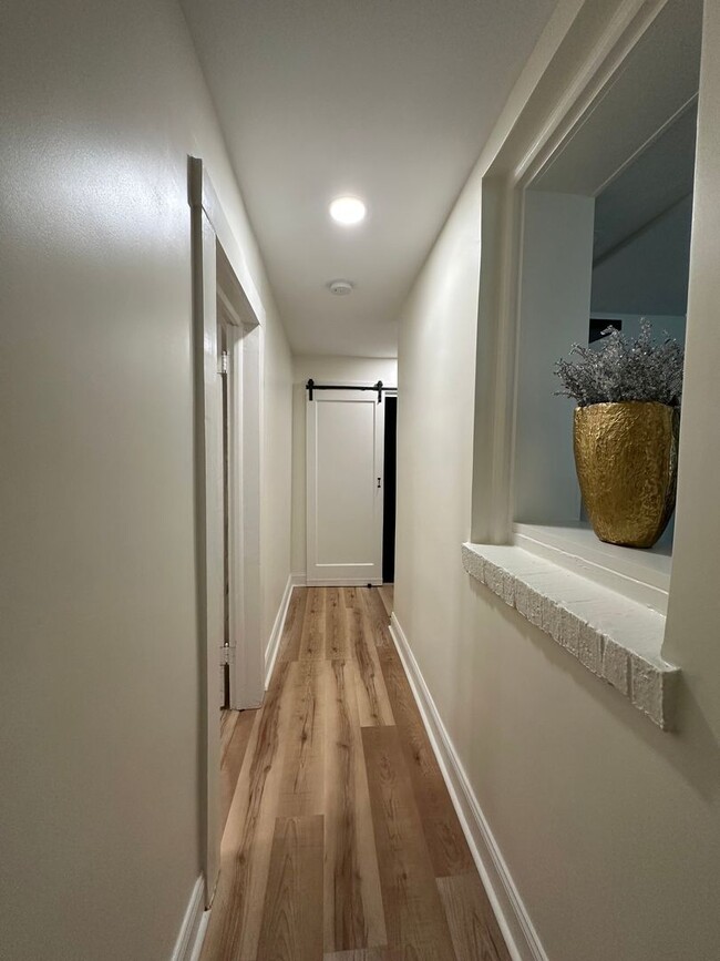 Building Photo - 3 bedroom, 2 bath, furnished Kingsport, TN