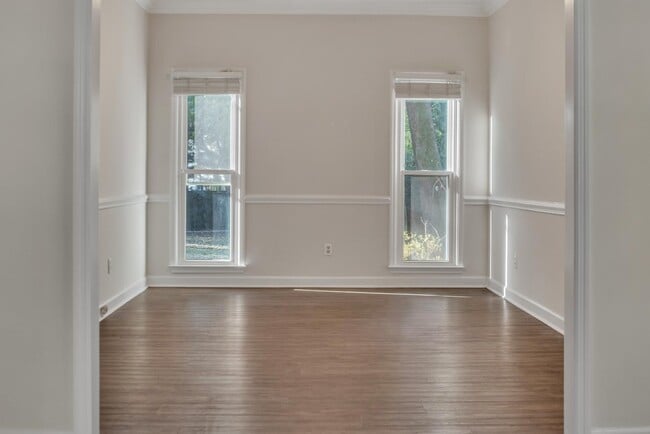 Building Photo - 207 Essex Dr