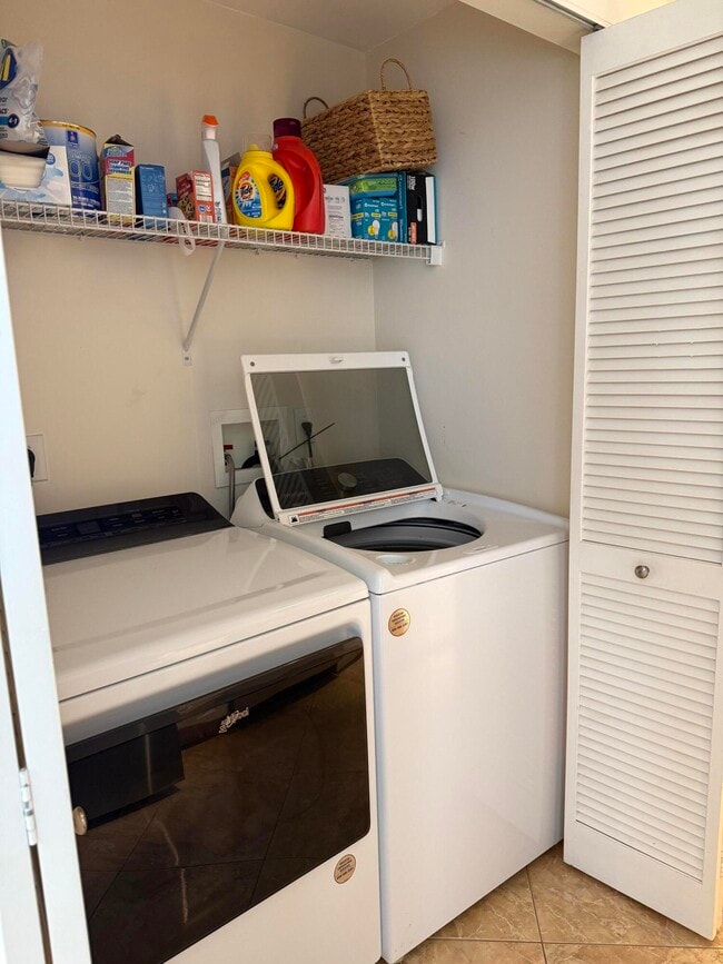 Building Photo - 255 Evernia St