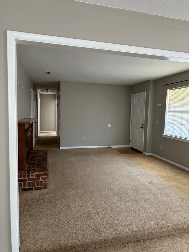 Building Photo - 2211 Shannondoah Dr