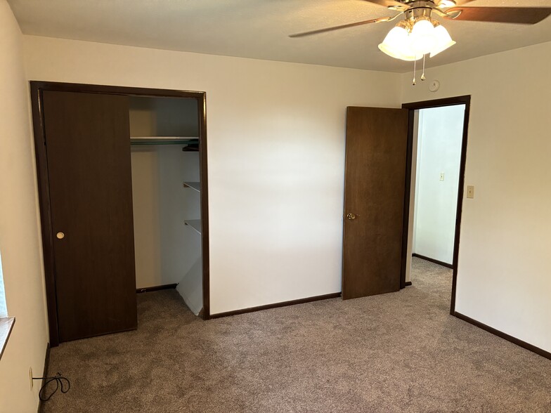 MAIN BEDROOM/CLOSET - 715 Pearl Dr