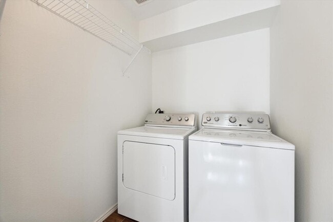 Building Photo - 15721 Ecorio Dr