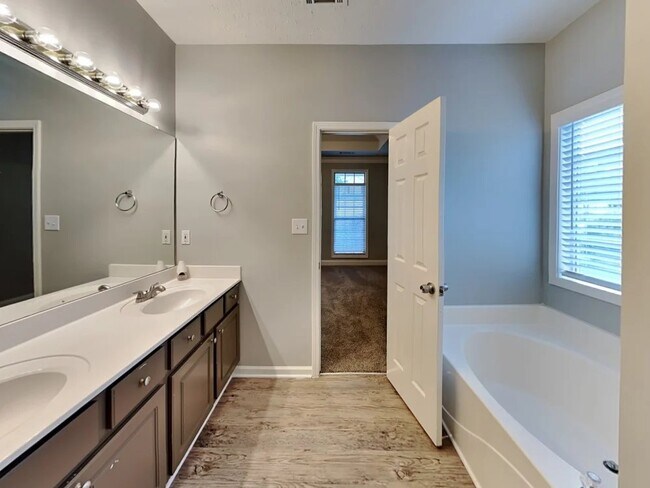 Building Photo - 2016 Towne Park Dr