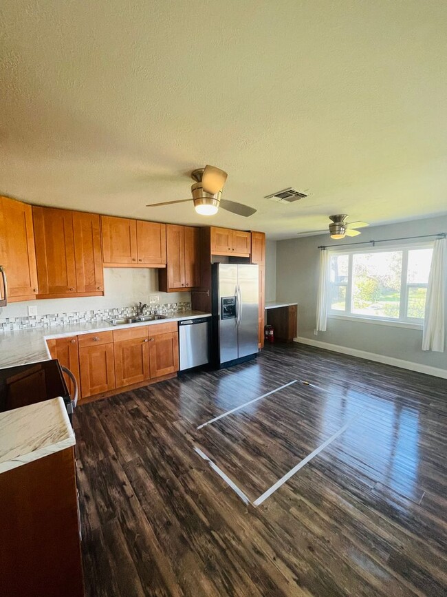 Building Photo - 2bed/1bath home in Tahoe Park 12 month lea...