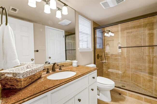 Building Photo - 9006 Balcones Club Dr
