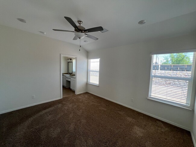 Building Photo - Stunning 3 bedroom, 3 bathroom home locate...