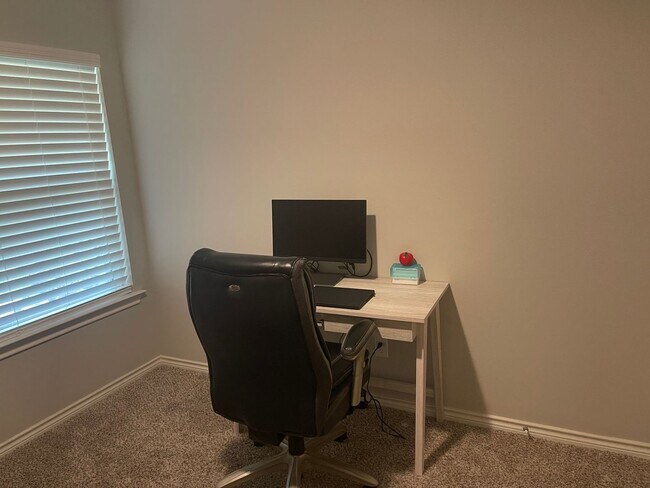 Building Photo - Bryan - 3 Bedroom / 2 Bath / 2 car garage / fenced in back yard.