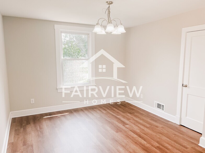 Building Photo - 3239 Mayflower Dr