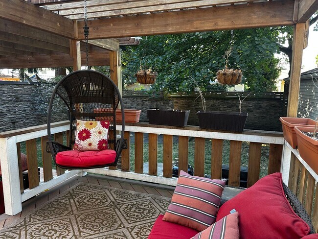 Building Photo - WestMoreland Gem! Portland Original, Huge deck, great backyard pets ok!