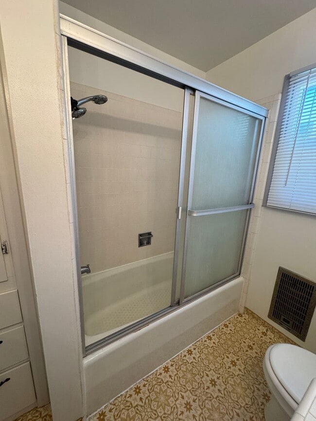 Building Photo - 2 bed 1 bath with large attached garage and fenced yard