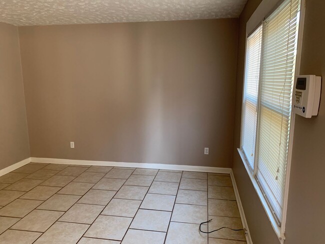Building Photo - Two bedroom Townhouse! (Shameika)