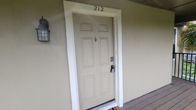 Building Photo - Gated, Updated 2 bedroom, 1 bath Condo in ...