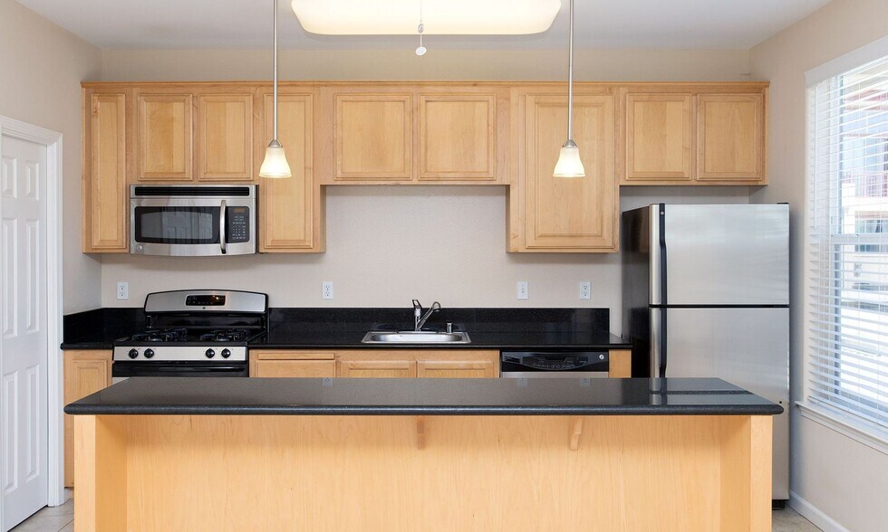 Building Photo - 3840 Martina Dr #205