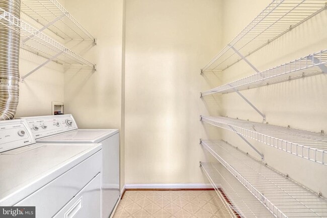 Building Photo - 13051 Park Crescent Cir