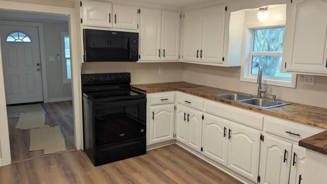 Building Photo - 209 S Center St