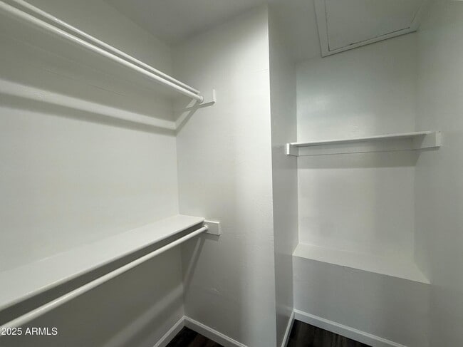 Building Photo - 930 N Mesa Dr