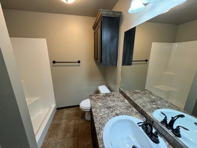 Building Photo - 3 bed 2 bath duplex in Chickasha! Ready fo...