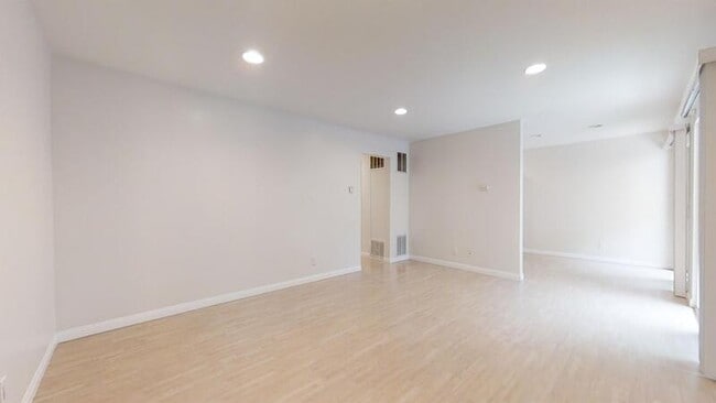 Building Photo - 503 Avenue G - C