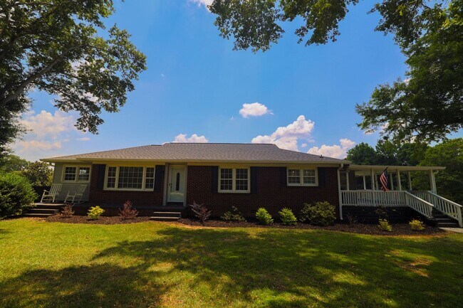 Building Photo - Beautiful 3 Bedroom Home in Central, SC