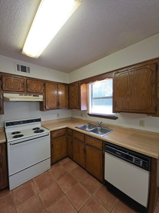 Building Photo - 1022 N Parker Rd