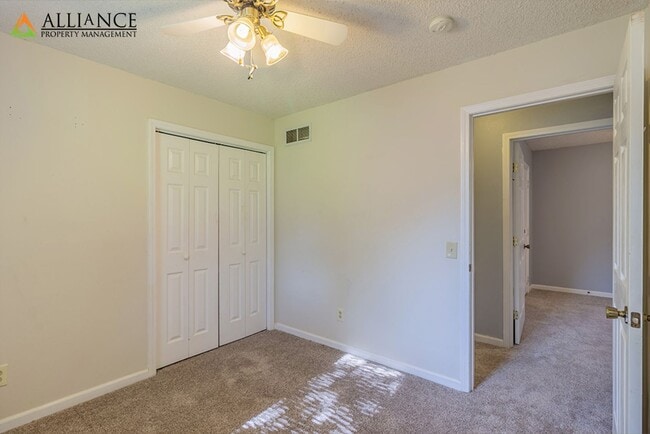 Building Photo - Spacious Rooms & Newer Carpet ~ Close to D...