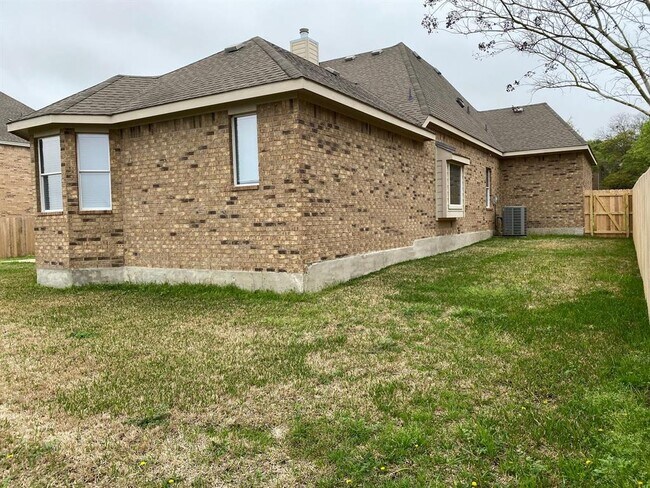 Building Photo - 302 Las Colinas Dr