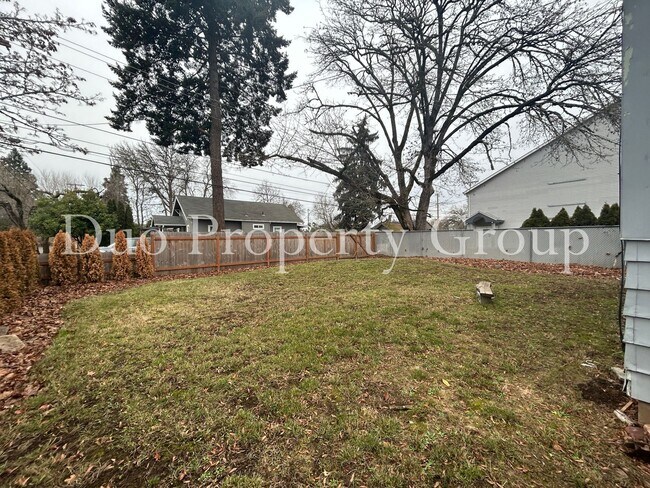 Building Photo - 13th &amp; Chambers