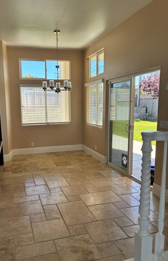 Building Photo - Coastal Living Awaits