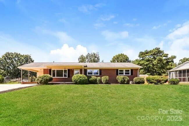 Building Photo - 2366 Old Field Rd