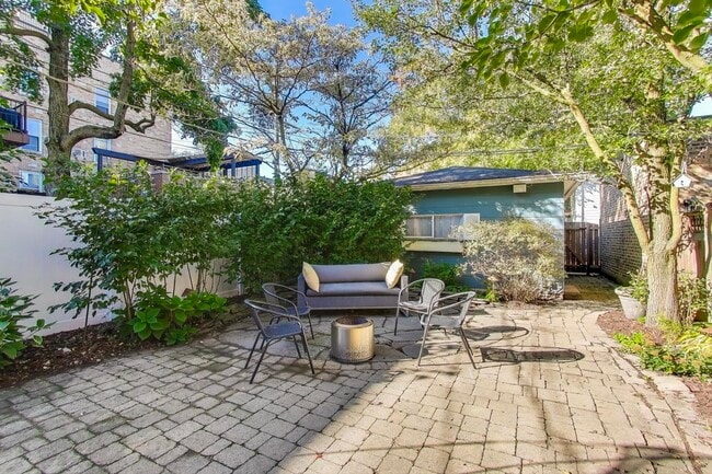 Building Photo - 3536 N Marshfield Ave