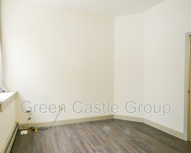 Building Photo - 260 College St