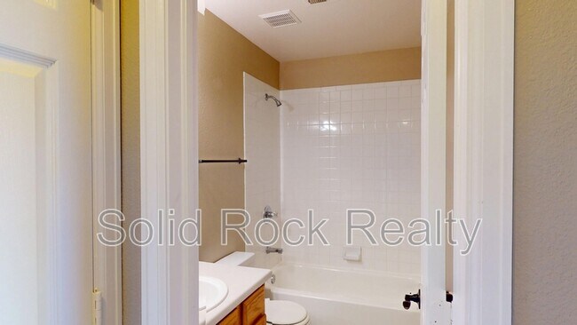 Building Photo - 4920 Universal Heights