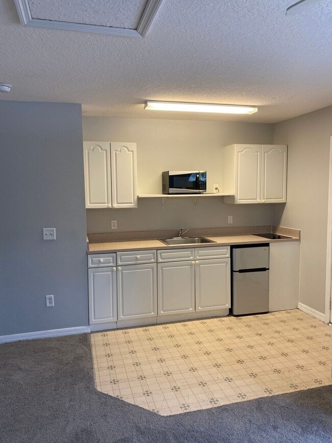 Building Photo - 613 Coconut Palm Way