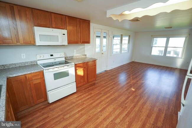Building Photo - 33372 River View Ave