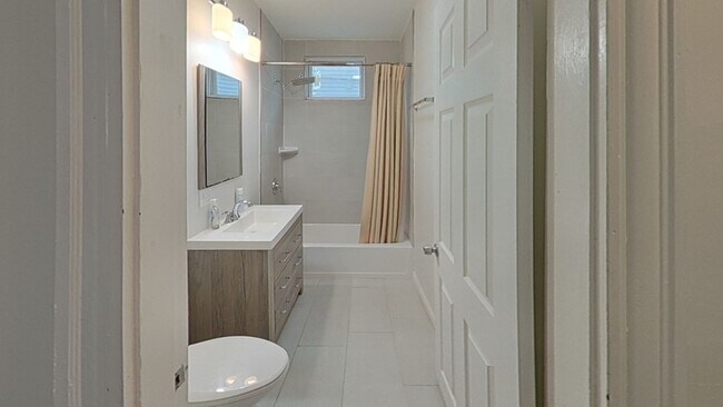 Building Photo - 10 Bayside St