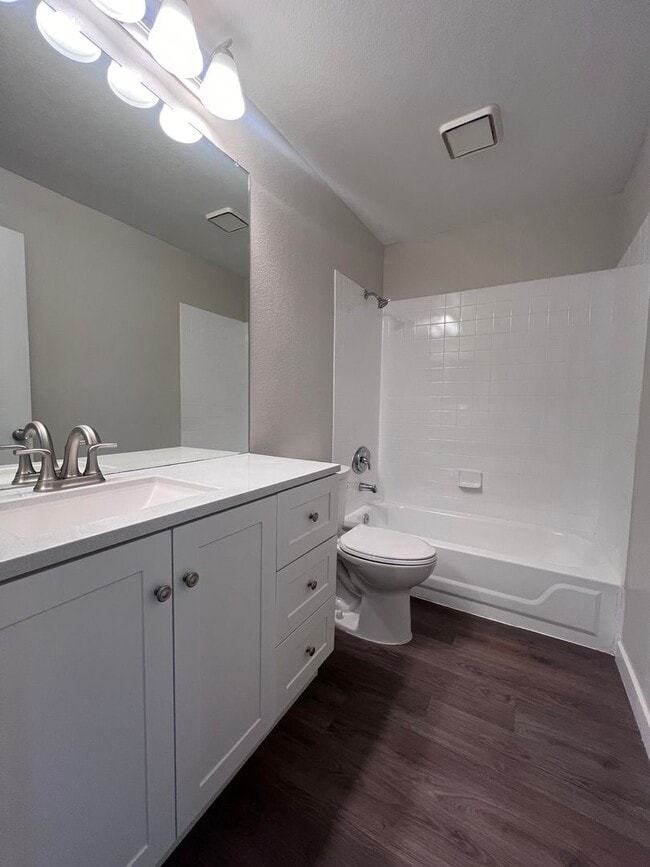 Building Photo - Newly Remodeled 2 bed 2 bath at Park One