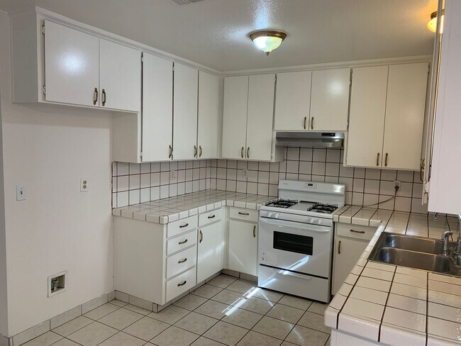 Building Photo - Love where you live - 2 weeks free rent! Beautiful home in Turlock