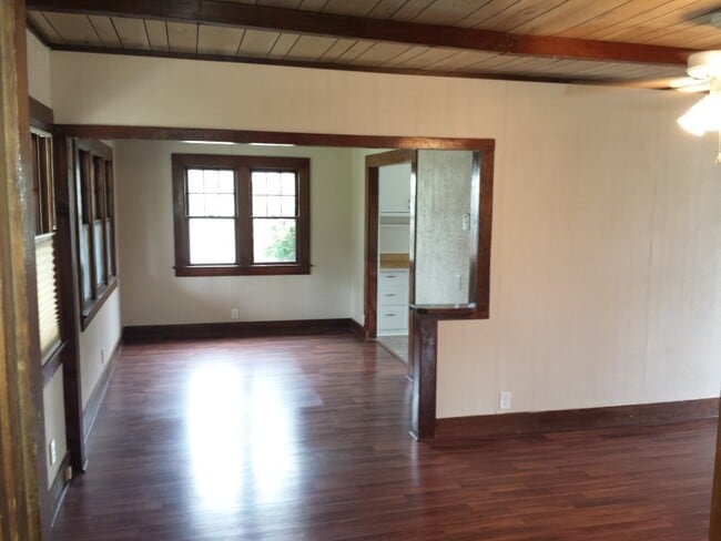 Building Photo - Country Charm Just Minutes From Town!