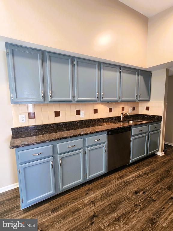 Building Photo - 20323 Beaconfield Terrace