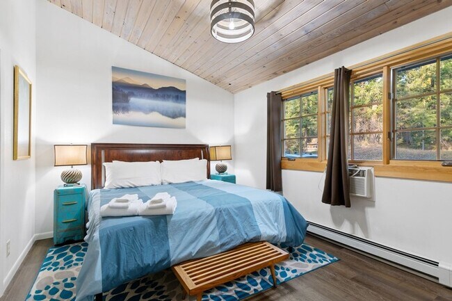 Building Photo - 3 Bed, 2 bath Condo on Whitefish Lake