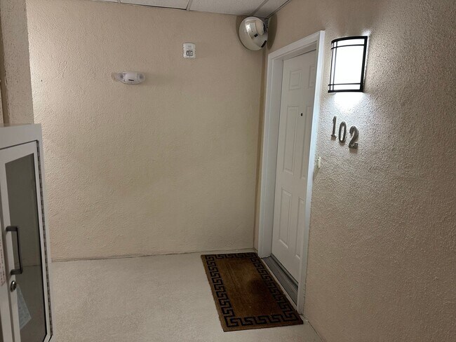 Building Photo - Beautiful 2 Bd 2 BA Condo Prime Marina Dis...