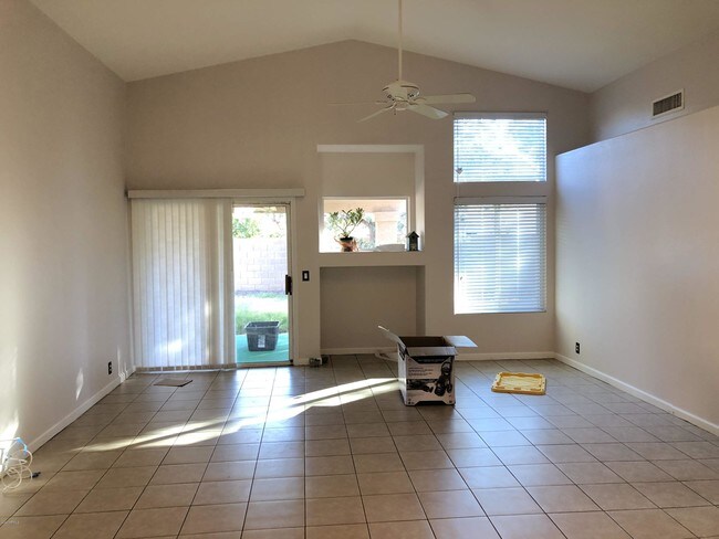 Building Photo - 1553 E Oakland St