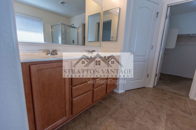 Building Photo - 928 S Hawk Ln